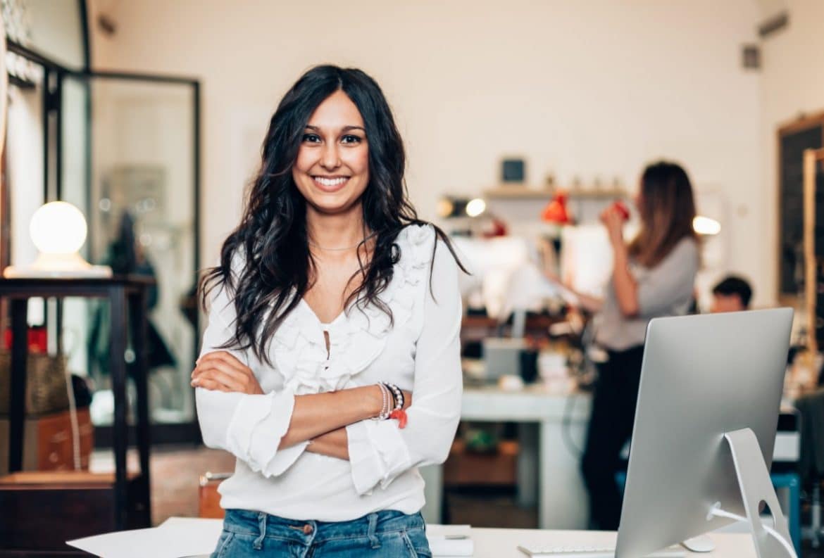 Une femme sur son bureau