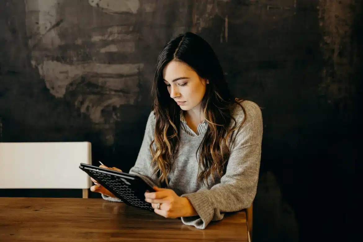 une femme sur une tablette